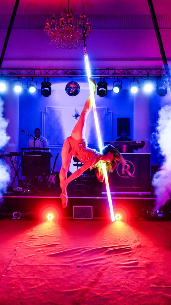 Akrobatika na svetlećoj šipci za klubove, festivale, rođendane i posebne evente. Leteća šipka, programabilno svetlo i vrhunski performeri stvaraju moćan vizuelni efekat.