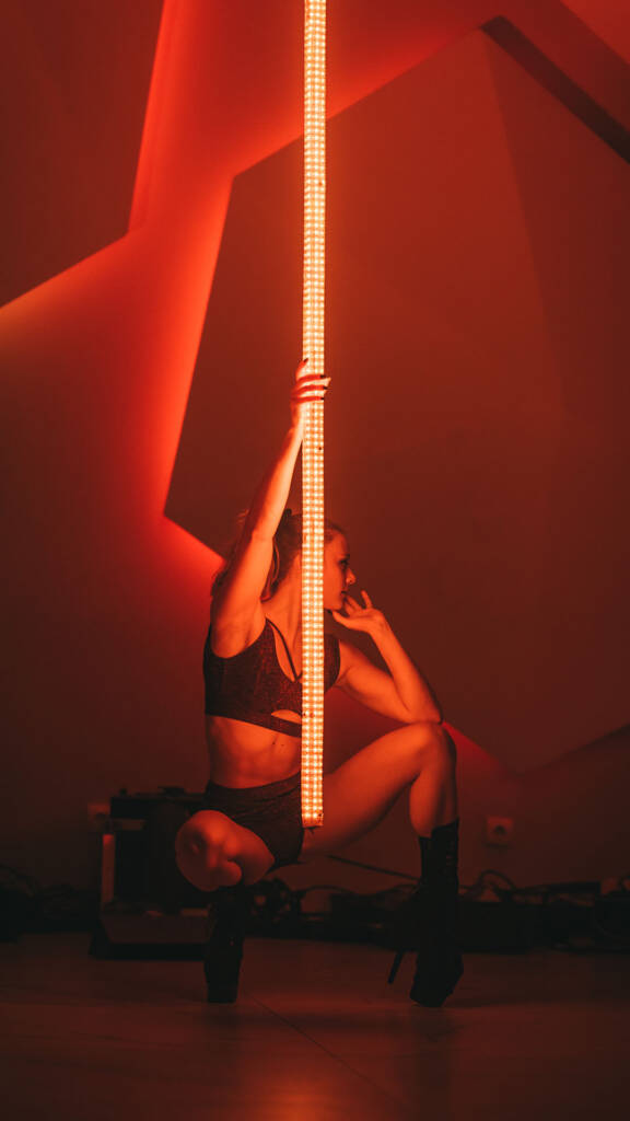 Akrobatika na svetlećoj šipci – Exotic za klubove, festivale i VIP evente. Leteća šipka, velike štikle, programabilno svetlo i moćna atmosfera stvaraju upečatljiv noćni performans.