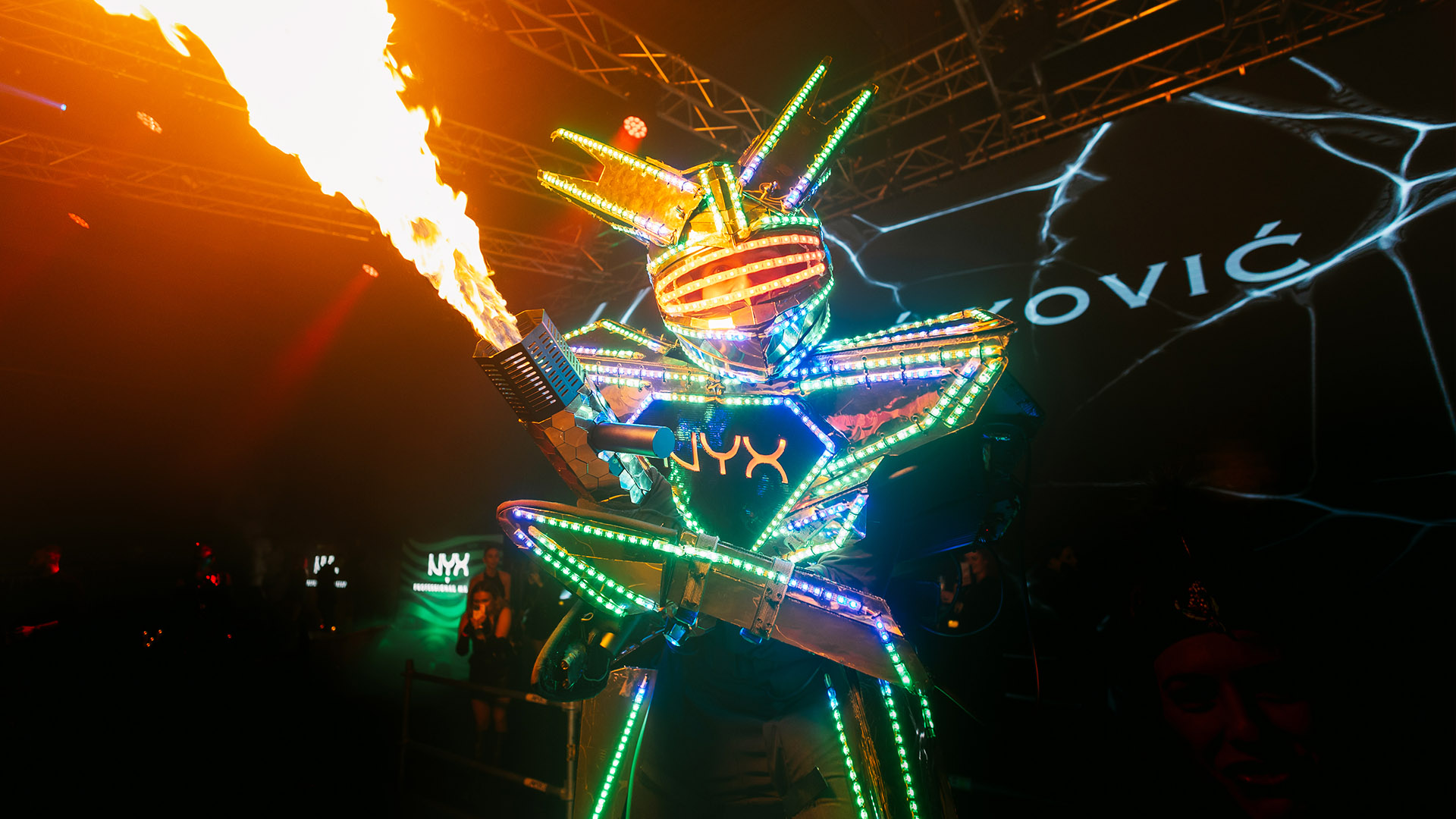 LED ROBOTI NA ŠTULAMA